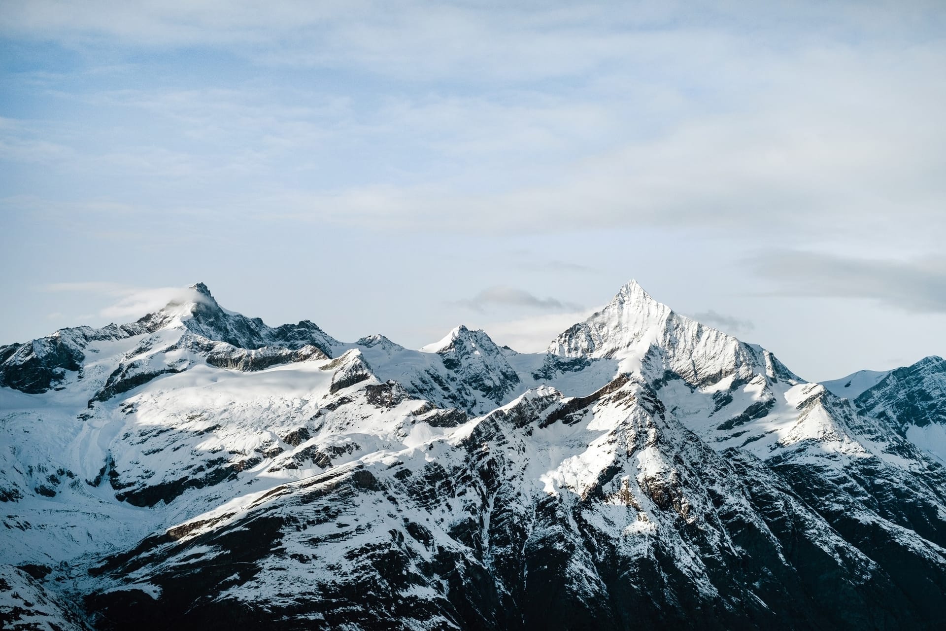 Cresta rocosa con cumbres nevadas
