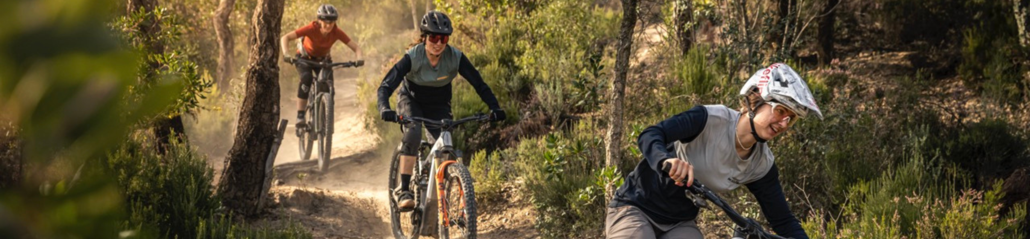 3 Radfahrer auf einem staubigen Mountainbike Trail