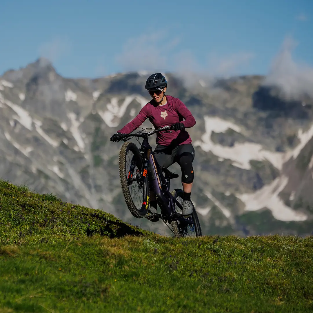 Nina Hoffmann auf einem Santa Cruz MTB Fully in den Bergen