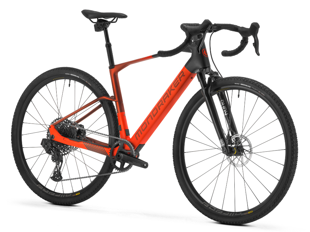 Mondraker Dusty RR – vordere Schrägansicht mit Fokus auf Rahmendesign und Cockpit.