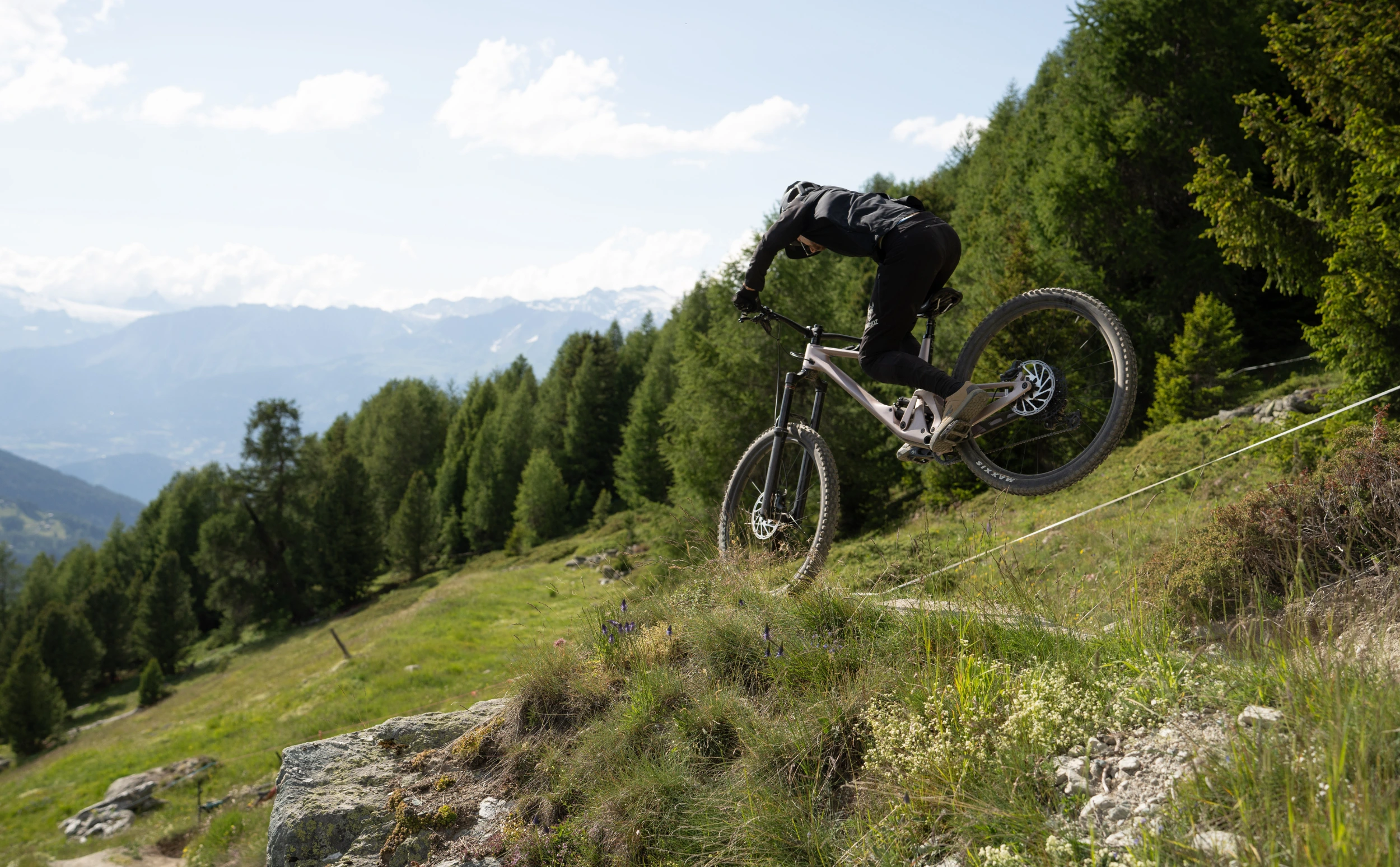 SCOR 4060 LT Carbon Frameset Fox Float X2 Factory Powder Rose Actionfoto