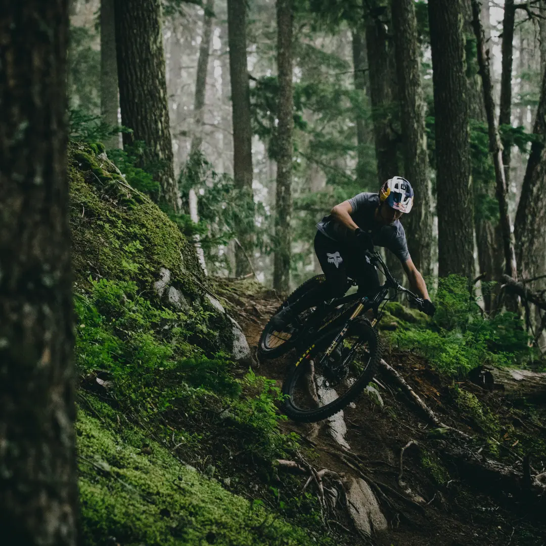 E-MTB Fahrer der einen Abhang mit Steinen hinunterfährt